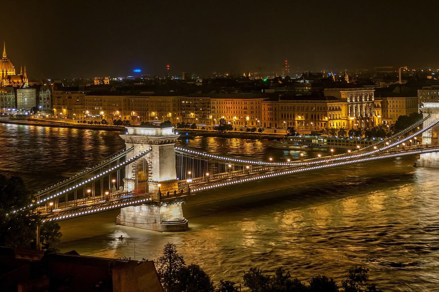 El Puente de las Cadenas y el Parlamento de Budapest, de noche