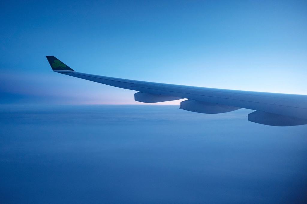 El ala de un avión sobre un cielo azul