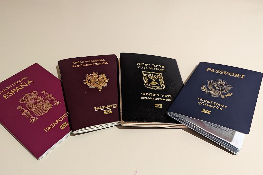 Cuatro pasaportes de distintos países sobre una mesa
