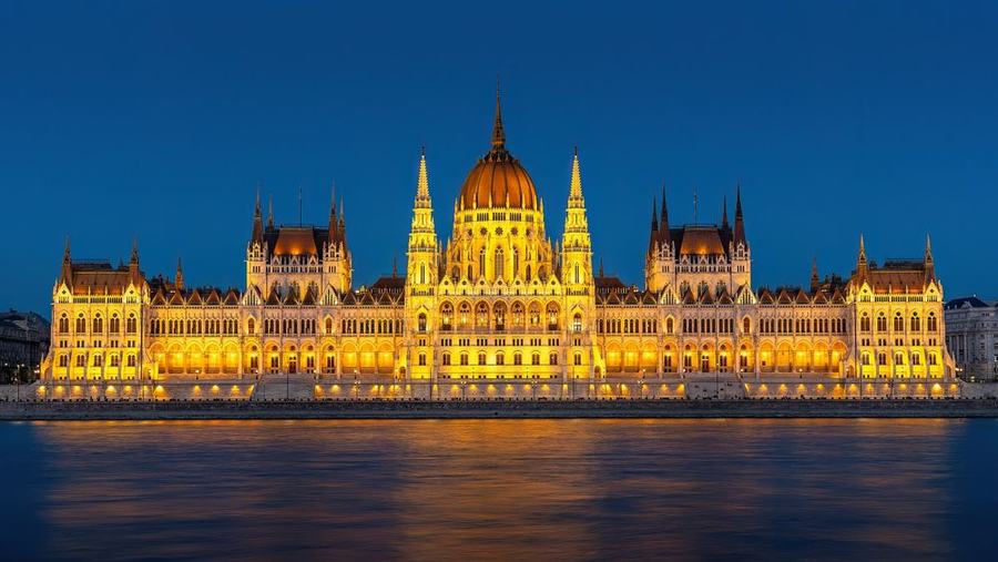 El Parlamento de Budapest junto al Danubio, de noche
