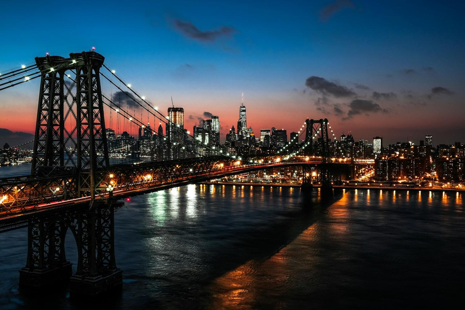 Manhattan y uno de sus puentes al anochecer