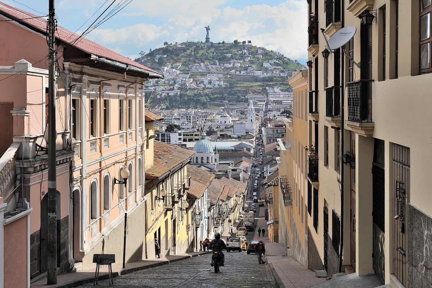 Una calle del centro histórico de Quito, con el Panecillo al fondo